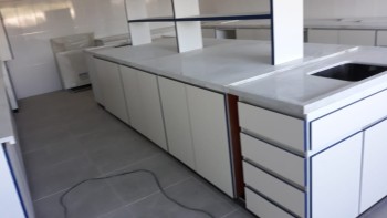 Bancada Central com Castelo e Tampo em Granito Branco